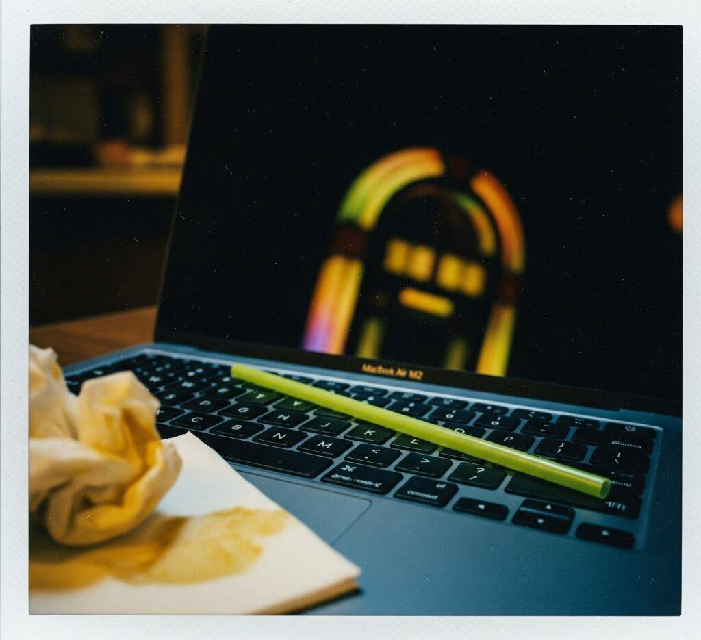 MacBook Air M2: A Diner's View of a Modern Icon